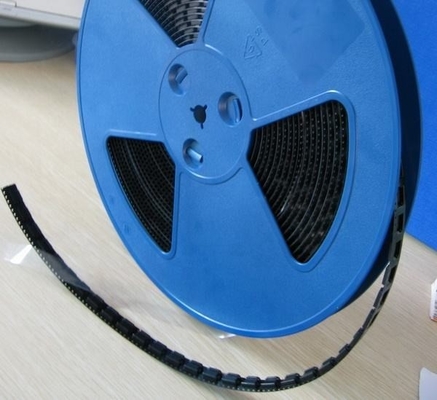 A fita transportadora em relevo é o material de embalagem ideal para armazenamento e transporte de componentes